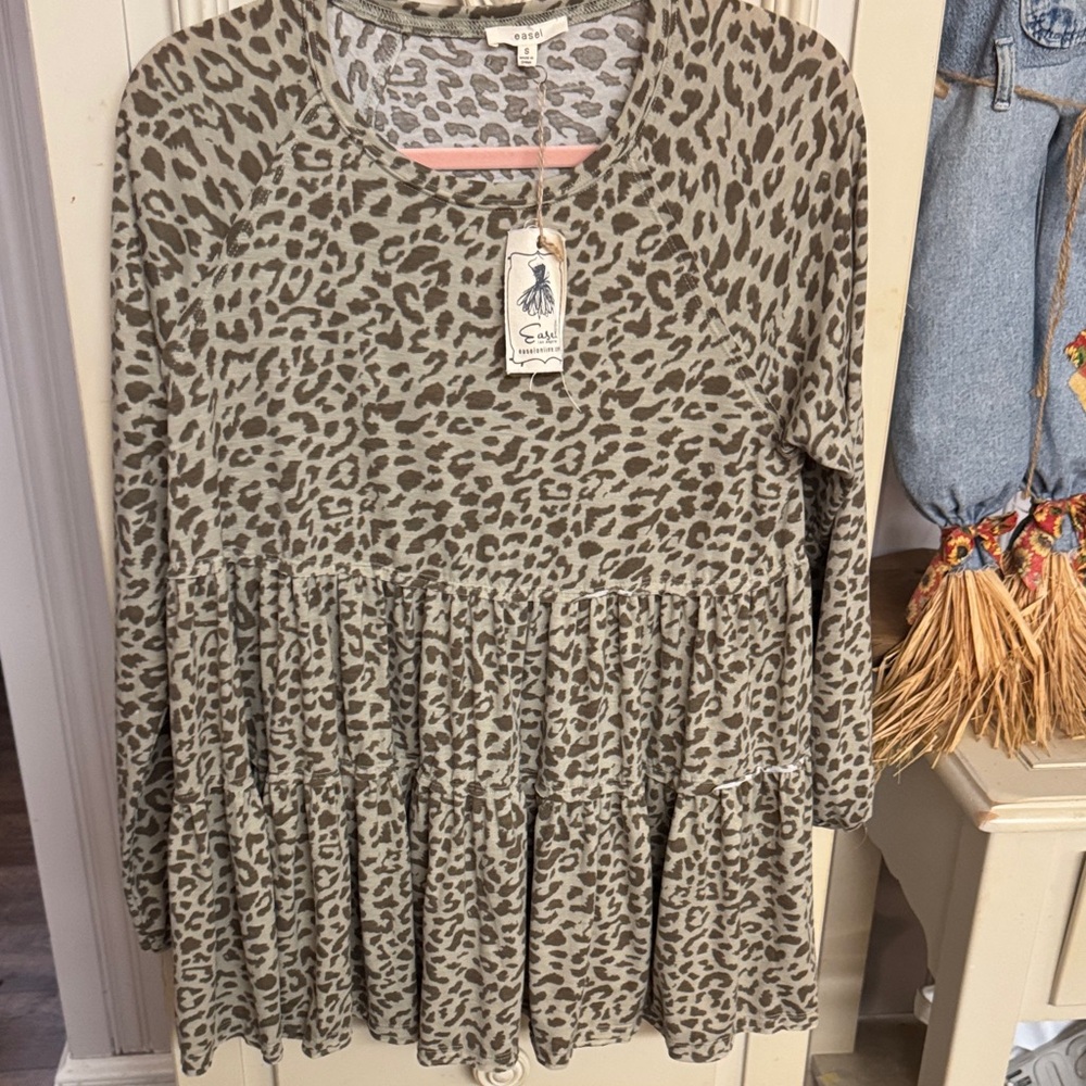 easel Olive Leopard Print Tiered Tunic Top